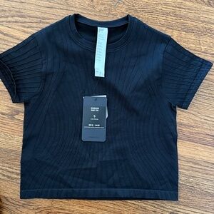 FABLETICS 🖤 Black Seamless Baby Tee NWT medium